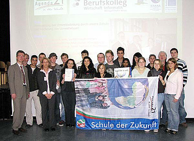 Schler zeigen das Banner der Agenda 21 - 'Schule der Zukunft'